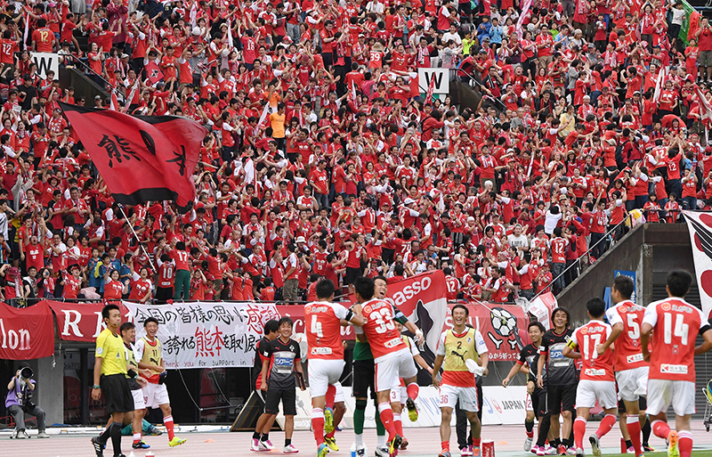 熊本地震後初のうまかな・よかなスタジアムでのホームゲームで、熊本の先制ゴールに沸き立つサポーター＝2016年７月３日夕、熊本市