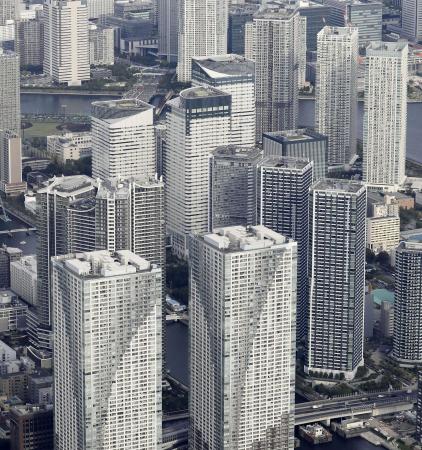 　立ち並ぶ高層マンション＝２０２３年１０月、東京都中央区