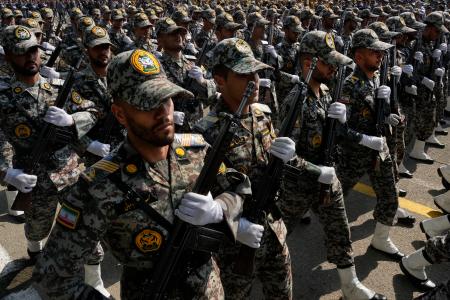 　行進するイラン軍兵士ら＝１７日、イラン首都テヘラン（ＡＰ＝共同）