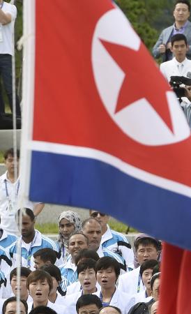 　２０１４年、仁川アジア大会の選手村の入村式で国歌を歌う北朝鮮の女子選手（手前）＝仁川（共同）