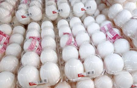 　スーパーの売り場に並ぶパック入りの卵＝２０２２年、東京都練馬区の「アキダイ」