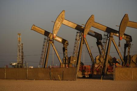 　米テキサス州で稼働する原油などの採掘設備＝２０２２年４月（ＡＰ＝共同）