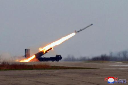 　１９日、北朝鮮のミサイル総局が黄海に向けて実施した戦略巡航ミサイル「ファサル」の発射実験（朝鮮中央通信＝共同）