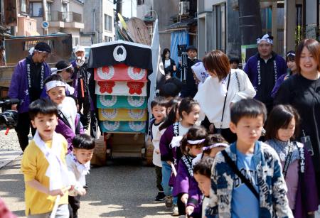 　石川県能登町宇出津地区の「ちょんこ山祭り」で、山車を引く子どもたち＝２０日午後