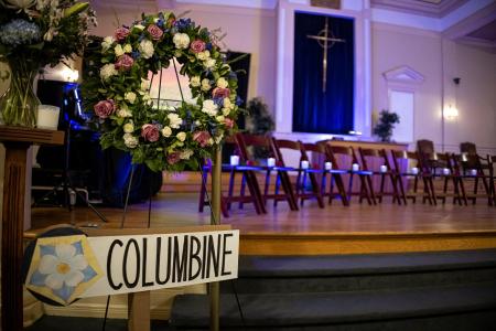 　コロンバイン高校での銃乱射事件の犠牲者を追悼する花とろうそく＝１９日、米コロラド州（ロイター＝共同）