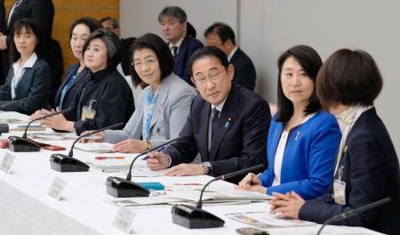 　働く女性の活躍推進のためのプロジェクトチーム初会合で、出席者の発言を聞く岸田首相（右から３人目）＝２４日午後、首相官邸