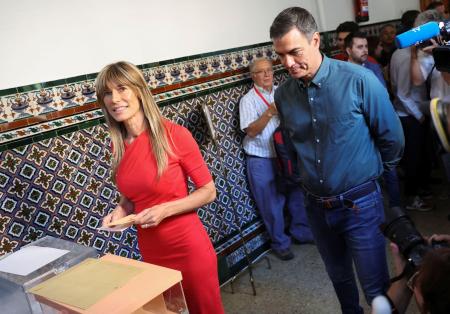 　スペイン総選挙で投票するサンチェス首相夫妻＝２０２３年７月２３日（ロイター＝共同）