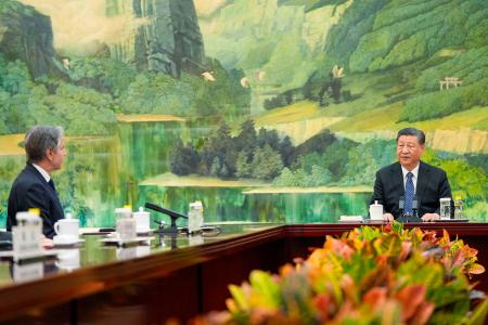 　ブリンケン米国務長官（左）と会談する中国の習近平国家主席＝２６日、北京の人民大会堂（ＡＰ＝共同）