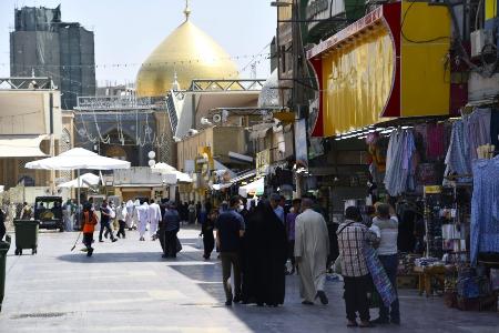 　イスラム教シーア派の聖地、イラク・ナジャフの通りを行き交う市民ら＝２０２１年（共同）