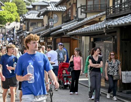 　京都・清水寺周辺を散策する外国人観光客ら＝４月１７日