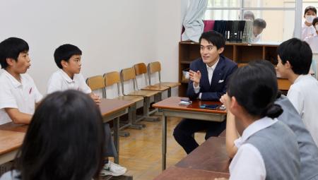 　兵庫県芦屋市内の公立中学校で生徒と話す高島崚輔市長（奥右）＝２０２３年７月