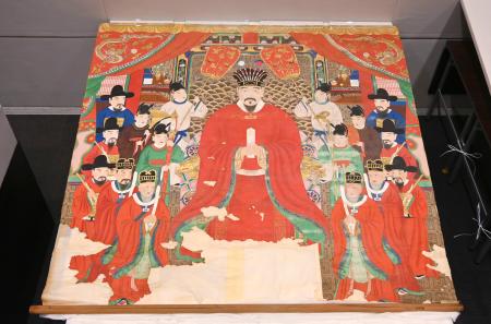 　公開された琉球国王の肖像画「御後絵」＝３０日午後、那覇市