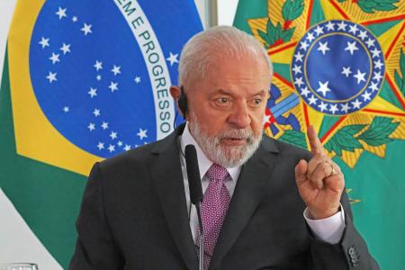 　取材に応じるブラジルのルラ大統領＝４月３０日、ブラジリア（共同）