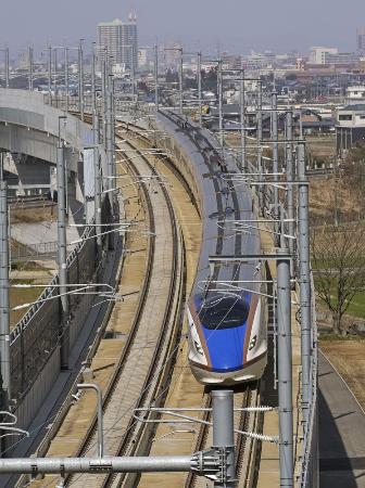 　北陸新幹線の金沢―敦賀間が開業し、福井市内を走行する「かがやき５４３号」
