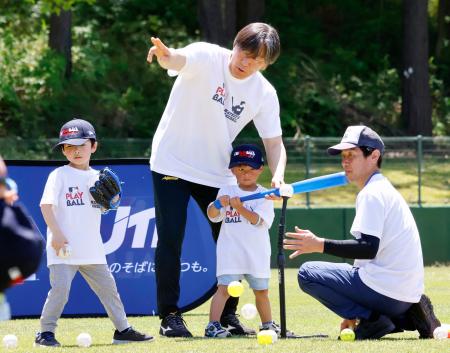 　子どもたちに野球の打撃を指導する松井秀喜さん（中央上）＝５日午前、石川県能美市