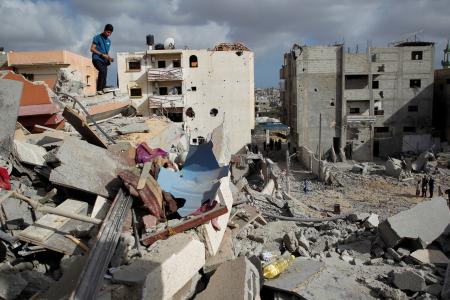 　５日、パレスチナ自治区ガザ南部ラファで、イスラエル軍の攻撃により破壊された建物（ロイター＝共同）