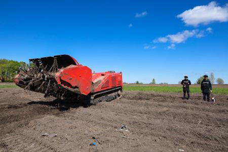 　地雷除去車両ＭＶ―１０を操作するウクライナ非常事態庁の職員ら＝４月２７日、ウクライナ北部チェルニヒウ州（共同）
