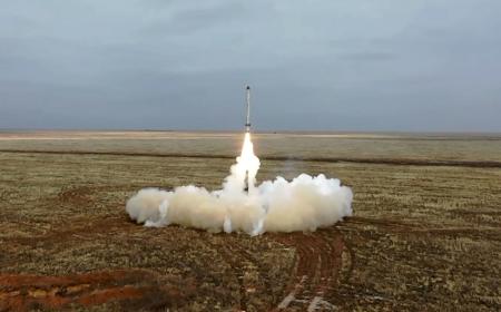 　ロシア軍による弾道ミサイル「イスカンデル」の発射演習＝２０２２年２月、ロシア南部アストラハン州（タス＝共同）
