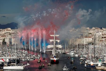 　パリ五輪の聖火を運び、南部マルセイユの旧港に到着した巨大な帆船＝８日（ロイター＝共同）