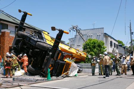 　作業中のクレーンが転倒した現場＝９日午前、名古屋市西区