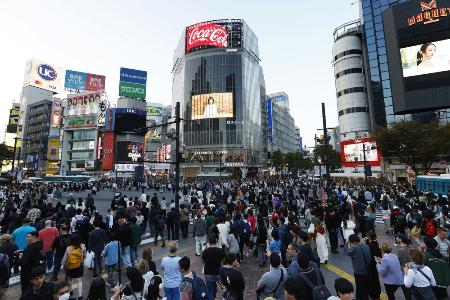 　東京・ＪＲ渋谷駅前を行き交う大勢の人たち＝昨年１０月