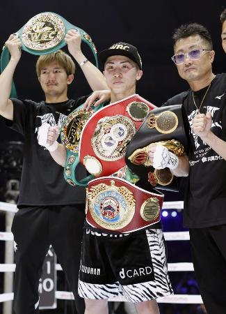 　６日、ボクシングの世界スーパーバンタム級４団体タイトルマッチでＴＫＯ勝ちし、防衛を果たした井上尚弥（中央）＝東京ドーム