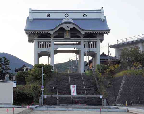 熊本地震で被災し、約２億５千万円をかけて修復することが決まった本妙寺の仁王門＝１０月、熊本市西区
