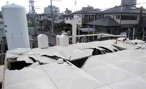 本震で破損した受水槽。安全な水がなくなり、病院に致命的な打撃となった＝2016年４月17日（熊本市民病院提供）