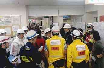 本震後、熊本市民病院に集まったＤＭＡＴ。４チームが活動した＝2016年４月16日午前７時半ごろ（同病院提供）