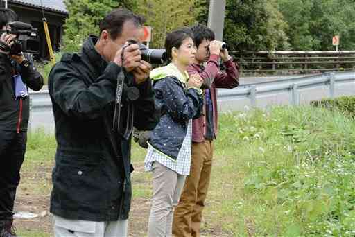 行方不明になった大和晃さんの捜索活動を見守る父卓也さん（右から３人目）、母忍さん（同２人目）ら＝２０１６年６月１日、南阿蘇村