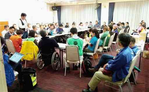 被災地支援活動に当たる民間団体などから１００人以上が集まった「火の国会議」＝２０１６年４月３０日、熊本市中央区の県青年会館（ＪＶＯＡＤ提供）