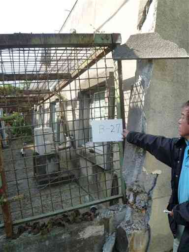 壁がひび割れ、飼育員の作業スペースのおりに隙間が開いた猛獣舎＝４月15日、熊本市動植物園（同園提供）