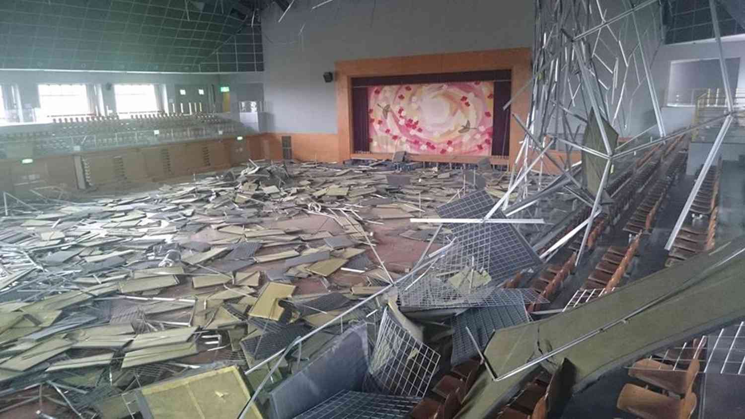 熊本地震の本震でメインアリーナの天井板や照明が落下した益城町総合体育館＝２０１６年４月１６日（益城町提供）