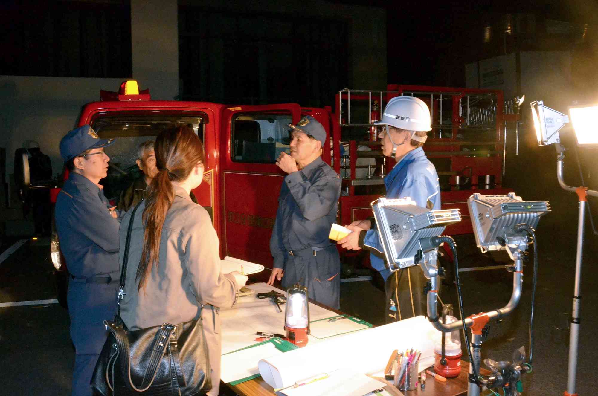 熊本地震の前震が発生した後、情報収集にあたる益城町の西村博則町長（右から２人目）＝２０１６年４月１４日午後１０時４５分ごろ、町役場