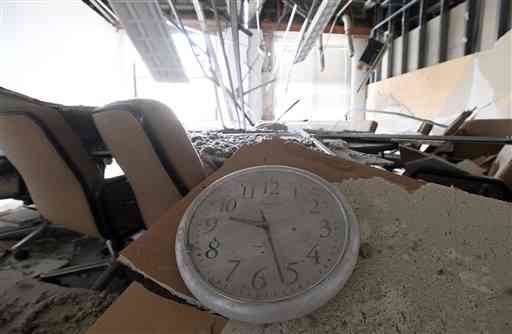 熊本地震で天井の部材が落下するなどした益城町議会棟２階の委員会室。時計の針は前震が発生した２０１６年４月１４日の午後９時２６分ごろを指している＝１７年４月２０日撮影（小野宏明）