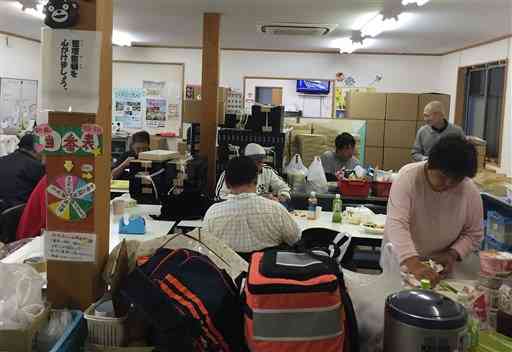 自立応援団が避難所として開放した就労支援センター。多くの障害者が詰め掛けた＝２０１６年４月１６日、熊本市北区（自立応援団提供）