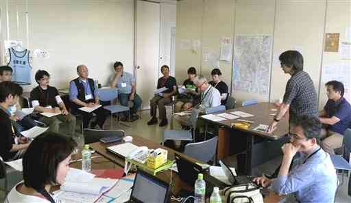 全国から駆け付けたボランティアらのミーティング＝２０１６年５月２２日、熊本市東区（ＪＤＦ熊本支援センター提供）