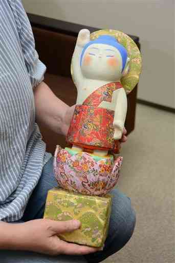 浜砂美幸さんが避難所で再会した中学時代の恩師からもらった紙粘土製の仏像
