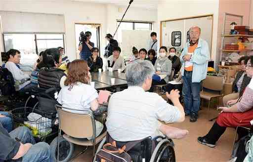 「被災地障害者センターくまもと」設立のため集まった障害者団体の代表者ら＝２０１６年４月20日、熊本市東区