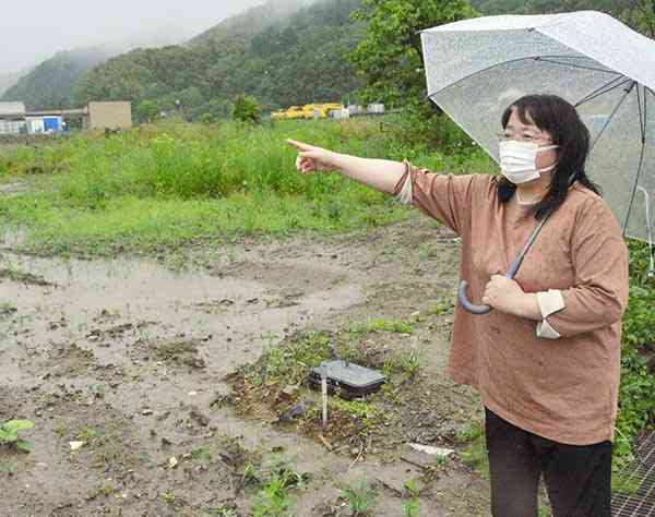 浸水被害に遭って解体された自宅跡で、当時の状況を振り返る吉川由美子さん＝５月１５日、球磨村