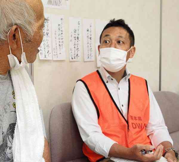 福祉避難所に入った高齢者を訪ね、今後の暮らしについて相談を受ける「熊本ＤＷＡＴ」の田口善信さん＝２０２０年８月、特別養護老人ホーム鐘ケ丘ホーム