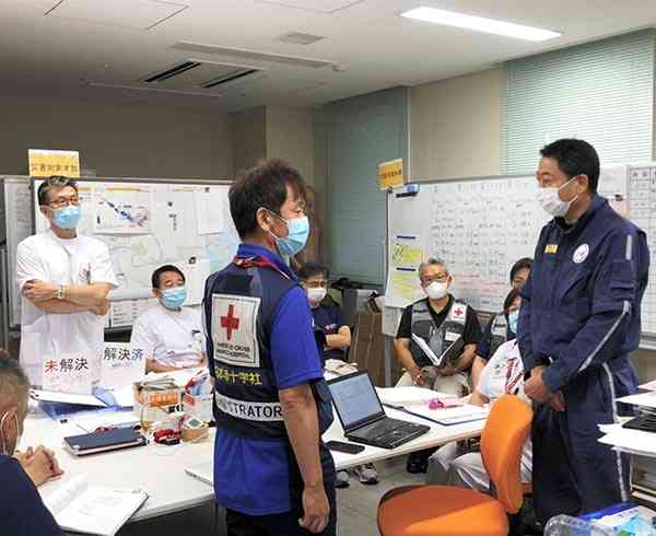 昨年７月の豪雨災害時、人流データなどを踏まえて支援策を検討する熊本赤十字病院災害対策本部のスタッフら＝熊本市東区（同院提供）