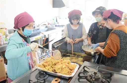 福祉センター「たかおと」で、かき揚げを作る神瀬マダムのメンバー。料理で地域を活気づけている＝昨年１１月２１日、球磨村