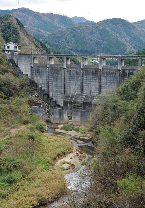 流水型の島根県営益田川ダムの上流側。ダム湖はなく、ダム下部に設けた穴から川の水が流れている＝９日、島根県益田市