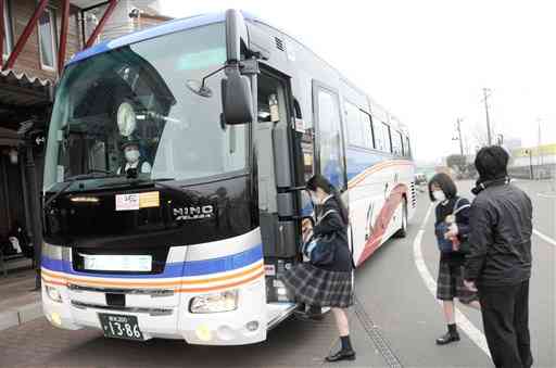 通学のため、不通となったくま川鉄道の代替バスに乗り込む高校生ら＝１月２８日、あさぎり町