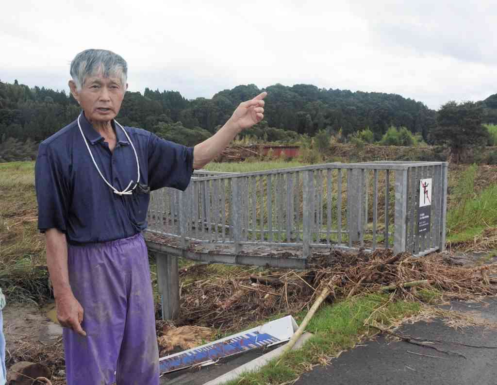 樋門の前で、球磨川が氾濫した４日の様子を説明する西村俊則さん＝１４日午後、相良村柳瀬十島区