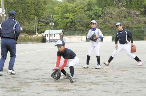 「なんかん少年クラブ」で練習する小学生たち。部活動に代わる受け皿として地域に根付き、各種大会にも参加している＝４月、南関町農村広場