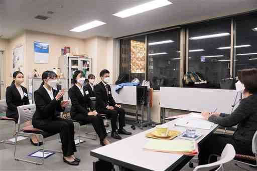 採用試験に向け、模擬面接に臨む航空業界を志望する学生たち＝熊本市中央区