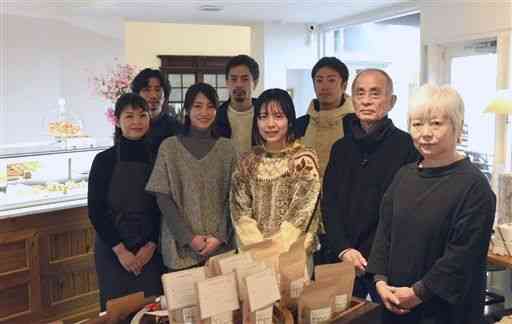 日本農業賞で最高賞の大賞に選ばれたパストラルの市原幸夫社長（右から２人目）夫妻と息子夫妻ら。経営する洋菓子店「ｒｉｃｃａ」には、県内外から年間約３万人が訪れるという＝山鹿市