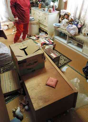 熊本地震で被災した後、散らかったままになっていた７０代の姉妹の自宅＝２０２１年１２月、熊本市中央区
